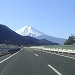車の窓から見える富士山