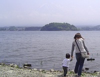 河口湖とかろうじて見える？富士山
